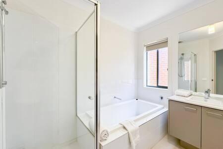 Modern House Smart Tv*dryer * Clyde